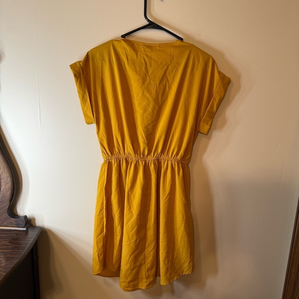 Casual Yellow Mini Dress with Crew Neck and Raglan Sleeves - Picture 2 of 4